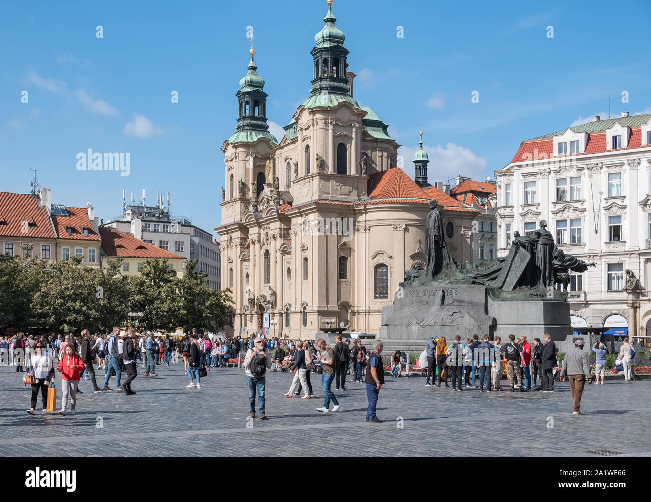 Piazza della Città Vecchia di Praga, Repubblica Ceca, con la Chiesa di San Nicola e la Jan Hus Memorial Sculpture. Foto Stock