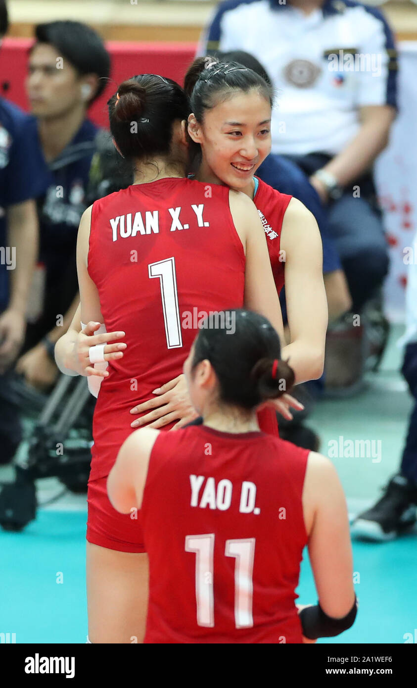 Osaka, Giappone. 29Sep, 2019. Wang Yuanyuan (posteriore) della Cina abbraccia il suo compagno di squadra Yuan Xinyue durante il Round Robin match tra Cina e Argentina al 2019 FIVB Coppa del Mondo femminile di Osaka in Giappone, Sett. 29, 2019. Credito: Du Natalino/Xinhua/Alamy Live News Foto Stock Osaka, Giappone. 29Sep, 2019. Wang Yuanyuan (posteriore) della Cina abbraccia il suo compagno di squadra Yuan Xinyue durante il Round Robin match tra Cina e Argentina al 2019 FIVB Coppa del Mondo femminile di Osaka in Giappone, Sett. 29, 2019. Credito: Du Natalino/Xinhua/Alamy Live News Foto Stock