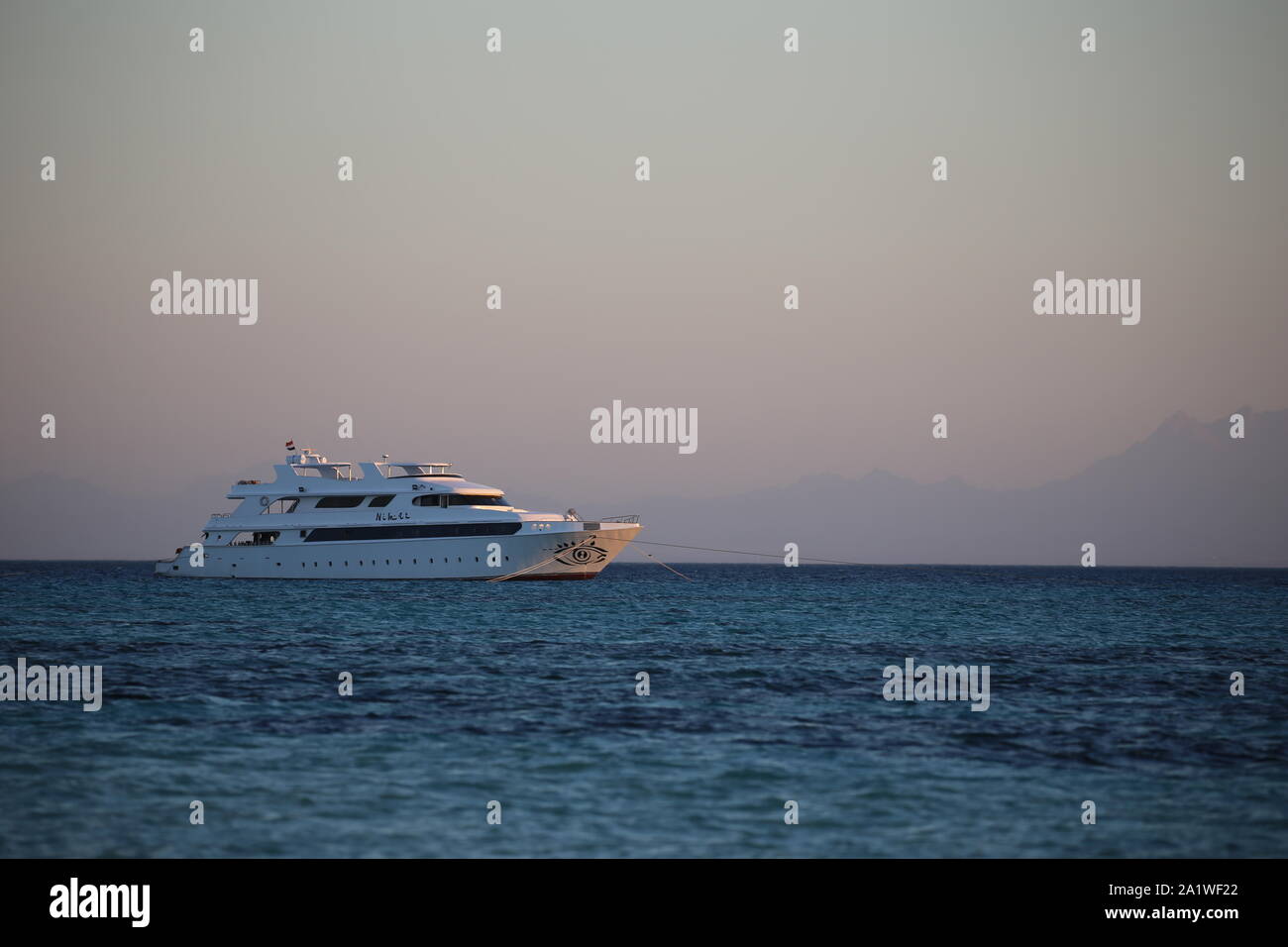 Barca subacquea ancorata nel Mar Rosso vicino a Hurghada, Egitto Foto Stock