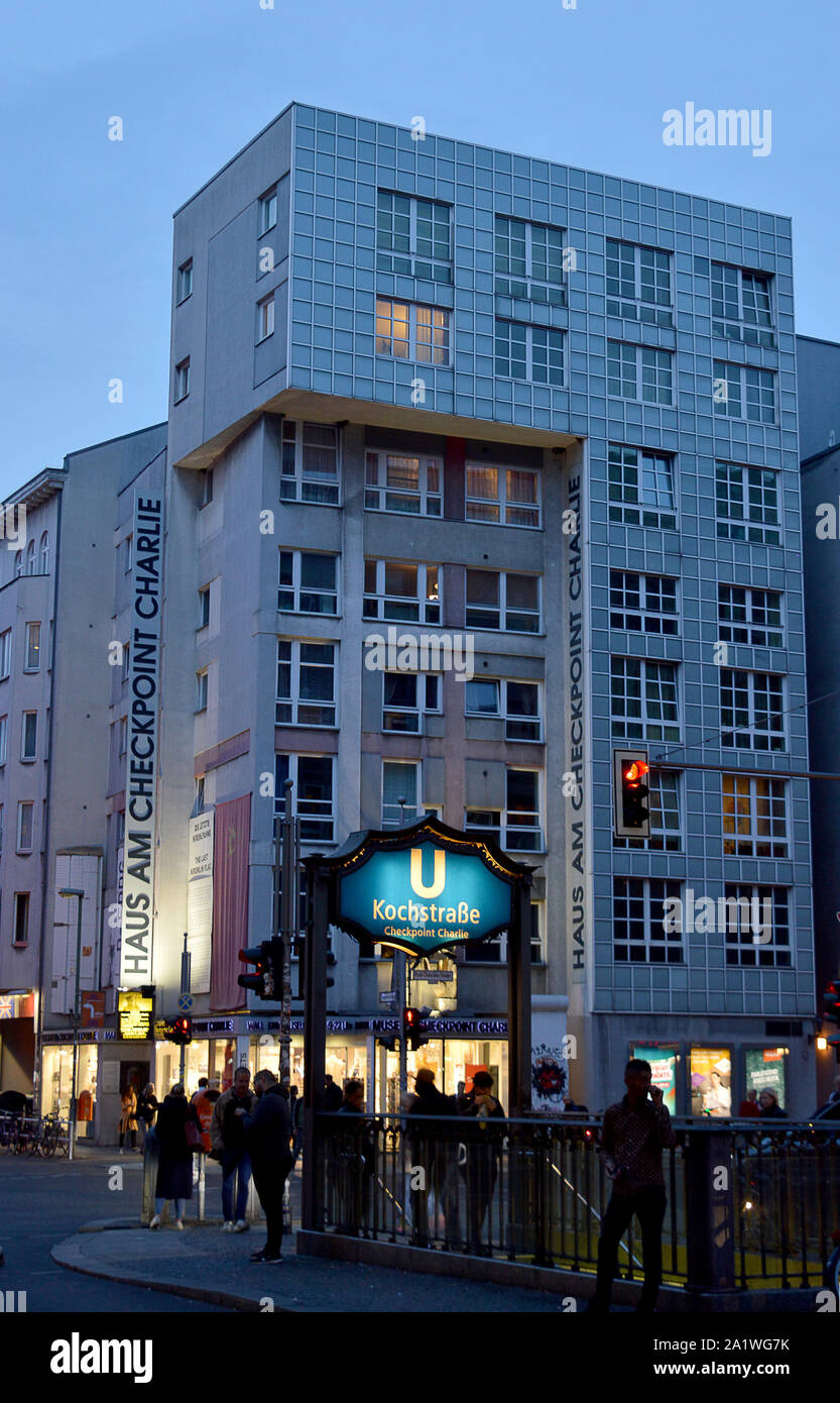 Berlino, Germania - 18 settembre 2019 notte all'entrata di Kochstrasse; la stazione della metropolitana con il museo del muro di Berlino in Haus am Checkpoint Charlie Foto Stock