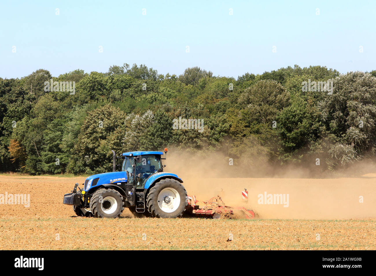 Tracteur. Laborage des champs. Coulommes. La Francia. / Il trattore. Arare i campi. Coulommes. La Francia. Foto Stock