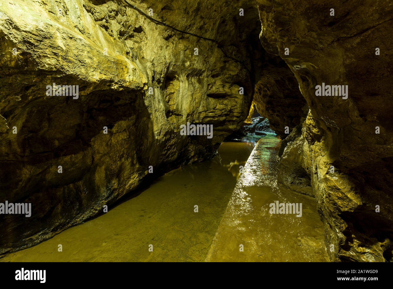 Un percorso a piedi all'interno di una grotta Foto Stock