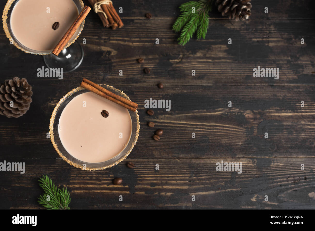 Caffè o Irish cream cocktail in vetro per Natale in legno scuro di sfondo, copia dello spazio. In casa di festa cocktail di caffè per le vacanze invernali. Foto Stock