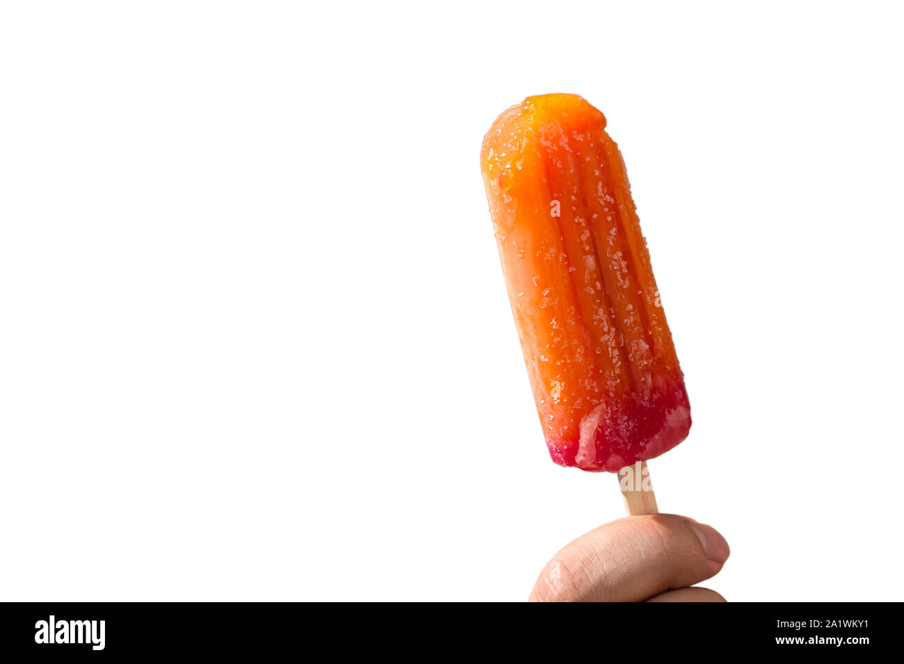 Succosa popsicles su un bastone in una mano su uno sfondo bianco Foto Stock