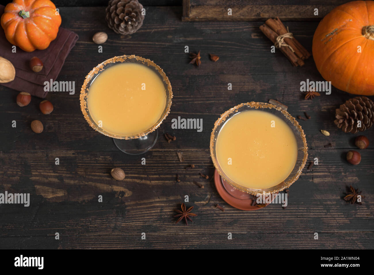 Pumpkintini. La zucca martini cocktail, in casa di festa drink stagionali per il ringraziamento e la festa di Halloween. Torta di zucca cocktail di spezie, vista dall'alto, cop Foto Stock