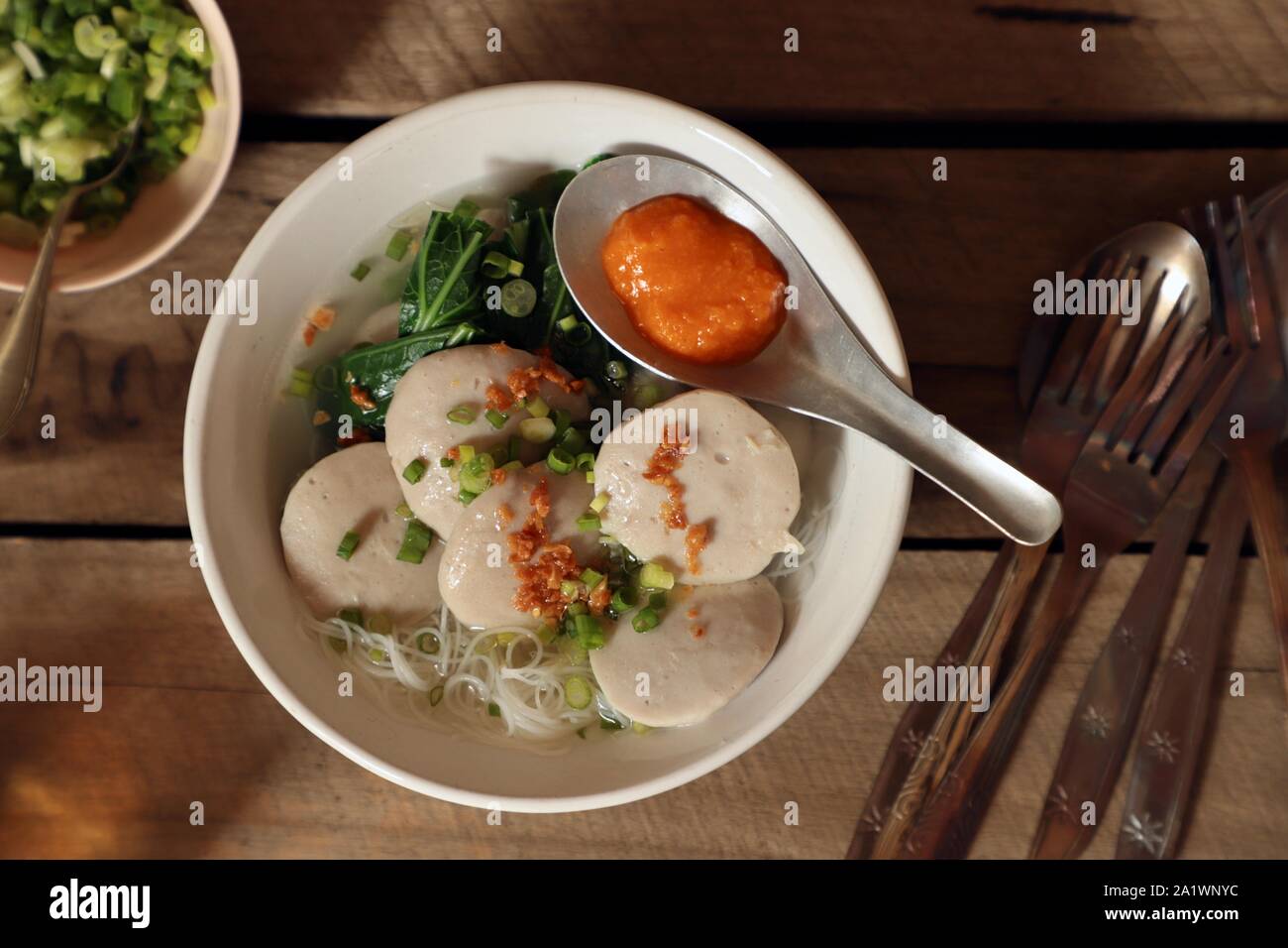 Bakso Gepeng Sapi. Strada popolare piatto piatto di polpette con zuppa di riso tagliatelle. Foto Stock