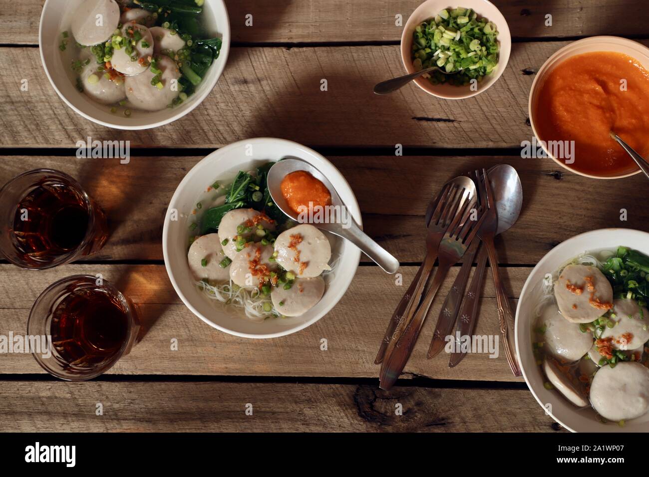 Bakso Gepeng Sapi. Strada popolare piatto piatto di polpette con zuppa di riso tagliatelle. Foto Stock