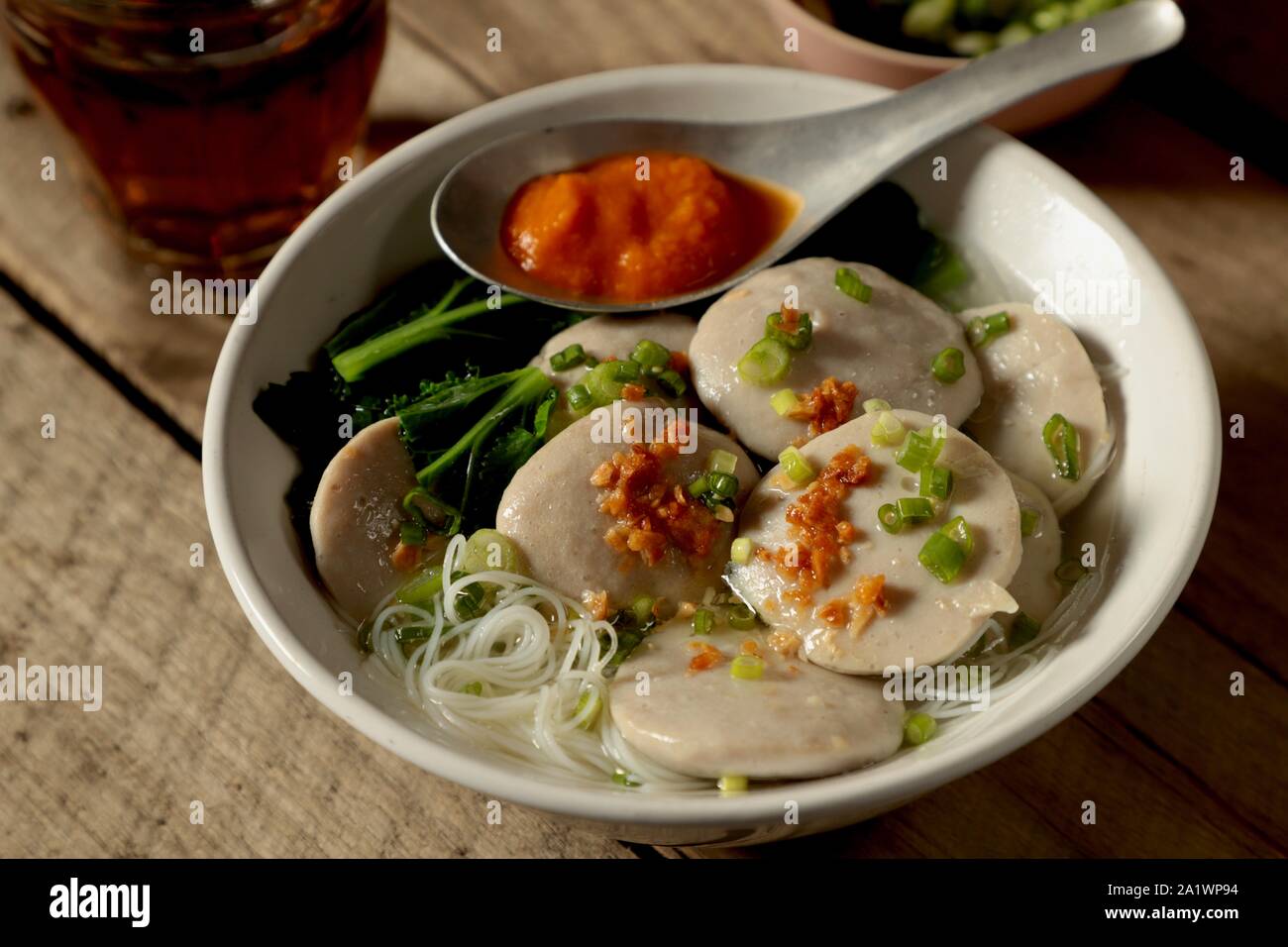 Bakso Gepeng Sapi. Strada popolare piatto piatto di polpette con zuppa di riso tagliatelle. Foto Stock