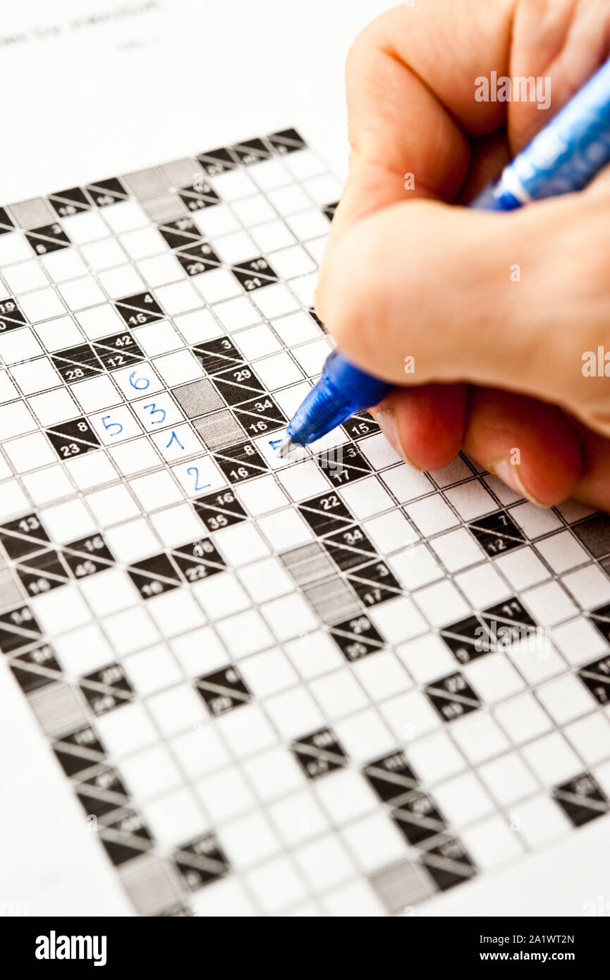 Riempimento a mano un kakuro i puzzle di matematica Foto Stock