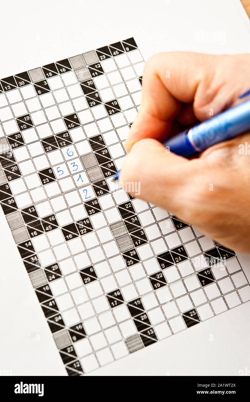 Riempimento a mano un kakuro i puzzle di matematica Foto Stock