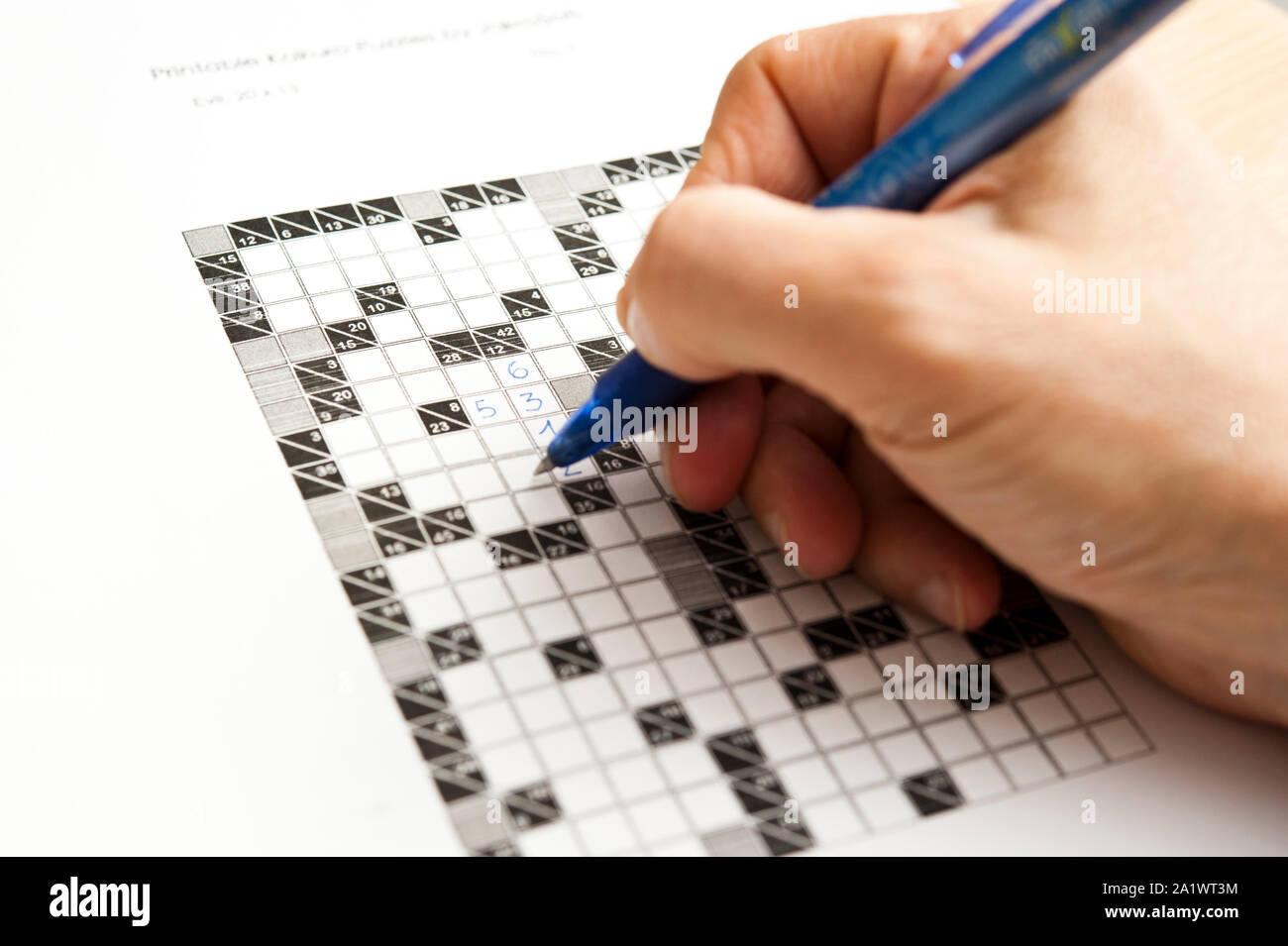 Riempimento a mano un kakuro i puzzle di matematica Foto Stock