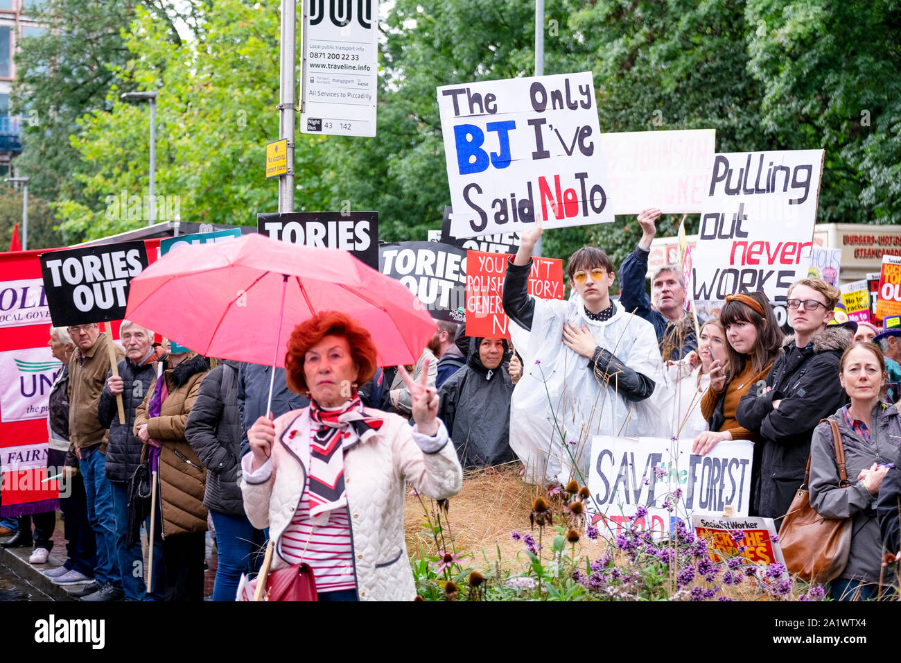 Manchester, Regno Unito. Il 29 settembre 2019. Rifiutare Brexit, difendere la nostra democrazia - una collaborazione tra Manchester per l'Europa e a marzo per il cambiamento e l'Assemblea popolare contro l'austerità tenere separata di dimostrazione presso il partito Tory conferenza tenutasi a Manchester, UK 2019-09-29 © Gary Mather/Alamy Live News Foto Stock