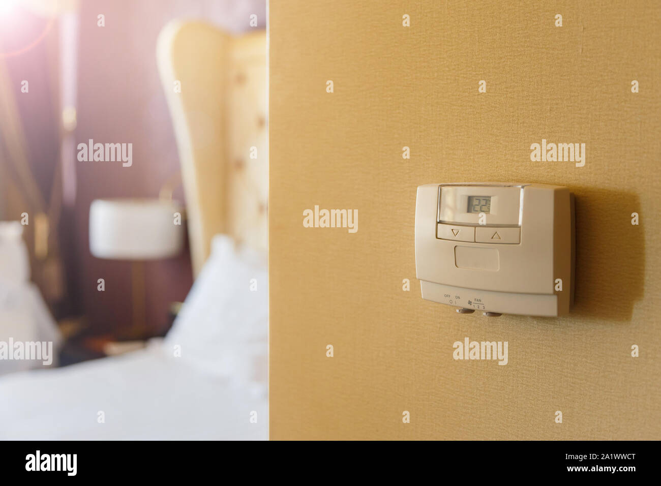Wall display mostra la temperatura dell'aria all'interno della camera. temperatura e riscaldamento. Foto Stock