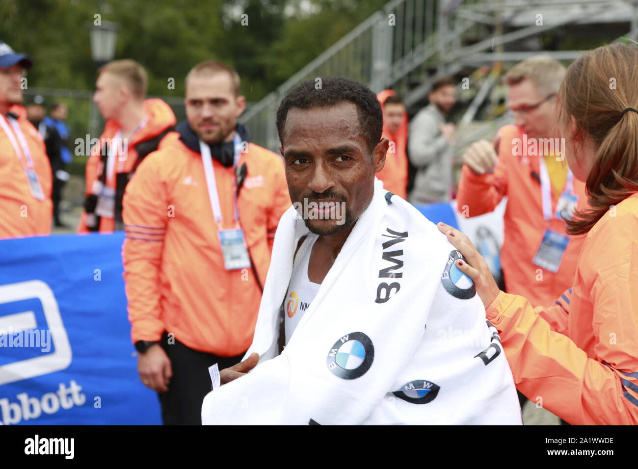19/09/2019, Berlino, Germania, Kenenisa Bekele dopo la finitura Kenenisa Bekele dall Etiopia vince la quarantaseiesima la maratona di Berlino in 02:01:41 ore. Birhanu Legese (2:02:48) conquista il secondo posto e Sisay Lemma (2:03:36) si colloca al terzo posto. Foto Stock
