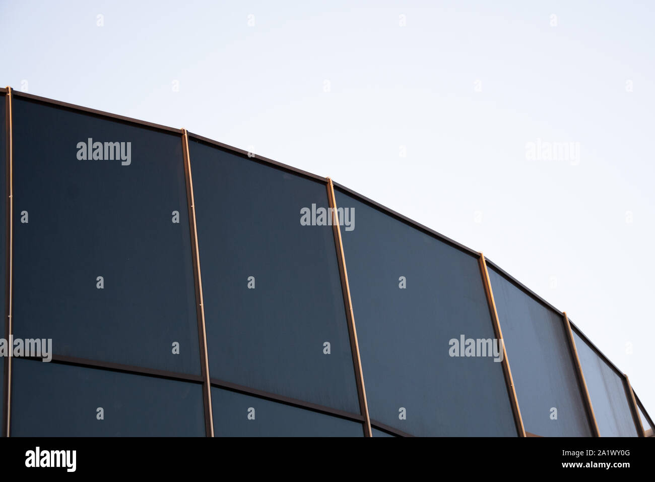 Architettura di vetro. Doppia esposizione fotografica di inclinazione di ufficio contemporaneo facciata di edificio Foto Stock