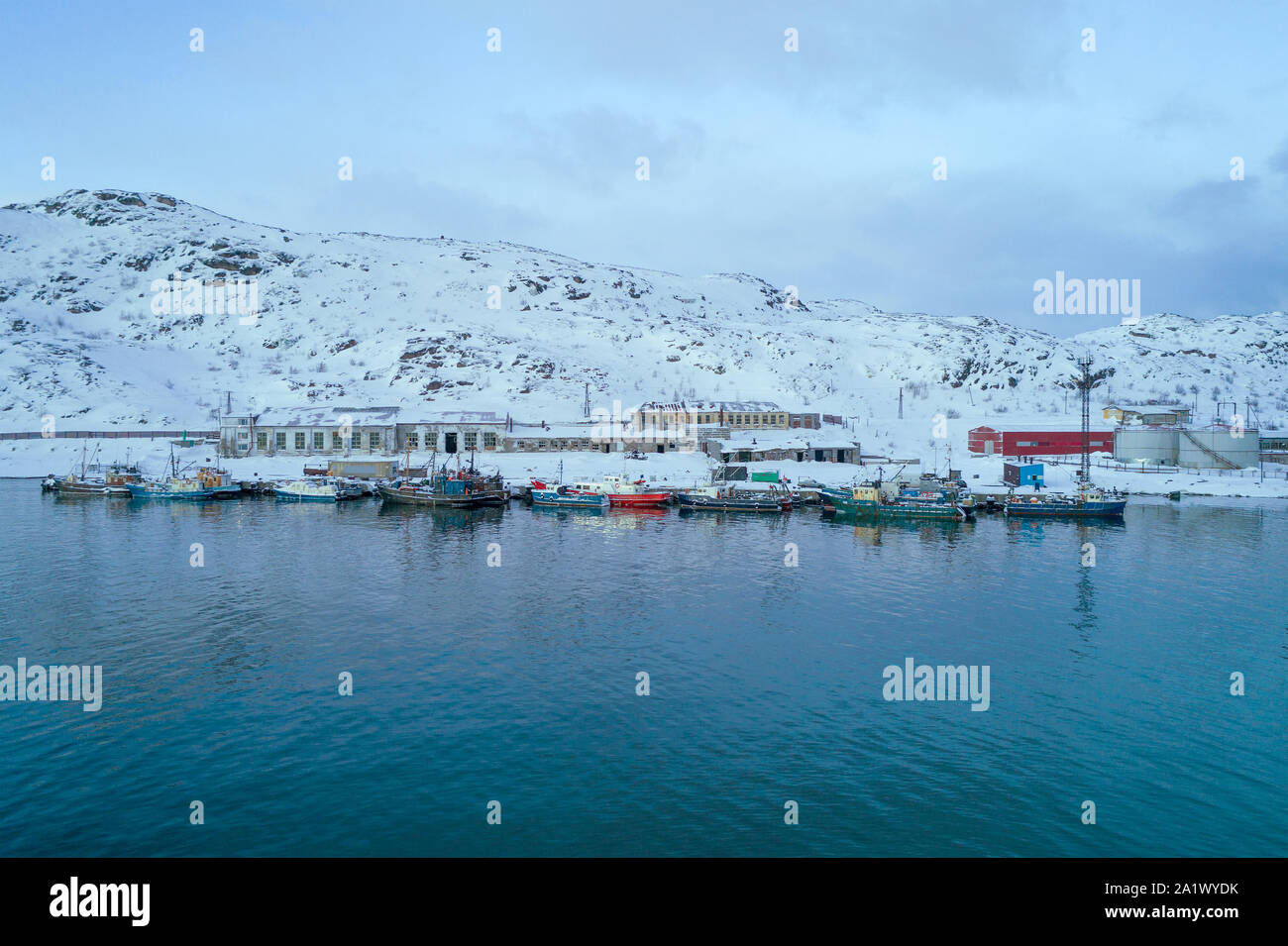 Porto di Teriberka villaggio su una mattina di febbraio (Girato da un quadrocopter). La regione di Murmansk, Russia Foto Stock