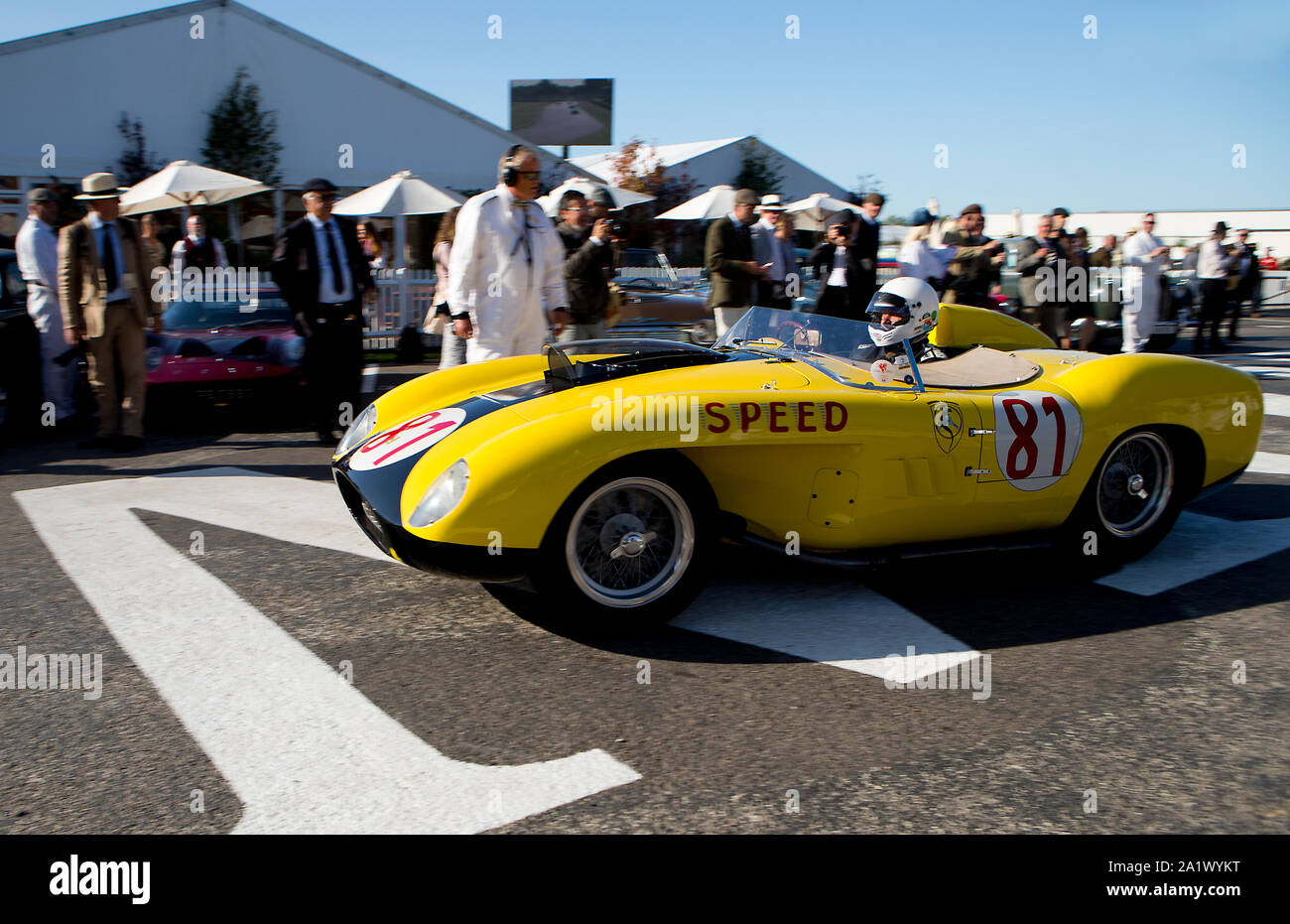 1958 Ferrari 290MM azionato da Julian Bronson lasciando la zona di assemblaggio per la traccia per il Freddie Marzo Memorial Trophy gara al Goodwood Foto Stock