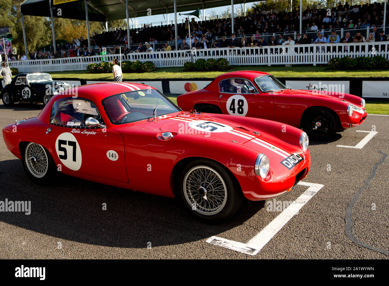 1961 Lotus Elite guidato da Robin Longdon, (in primo piano), a fianco di un altro 1961 Lotus Elite guidato da Dougal Cawley sulla griglia di avvio per il Fordwater Foto Stock