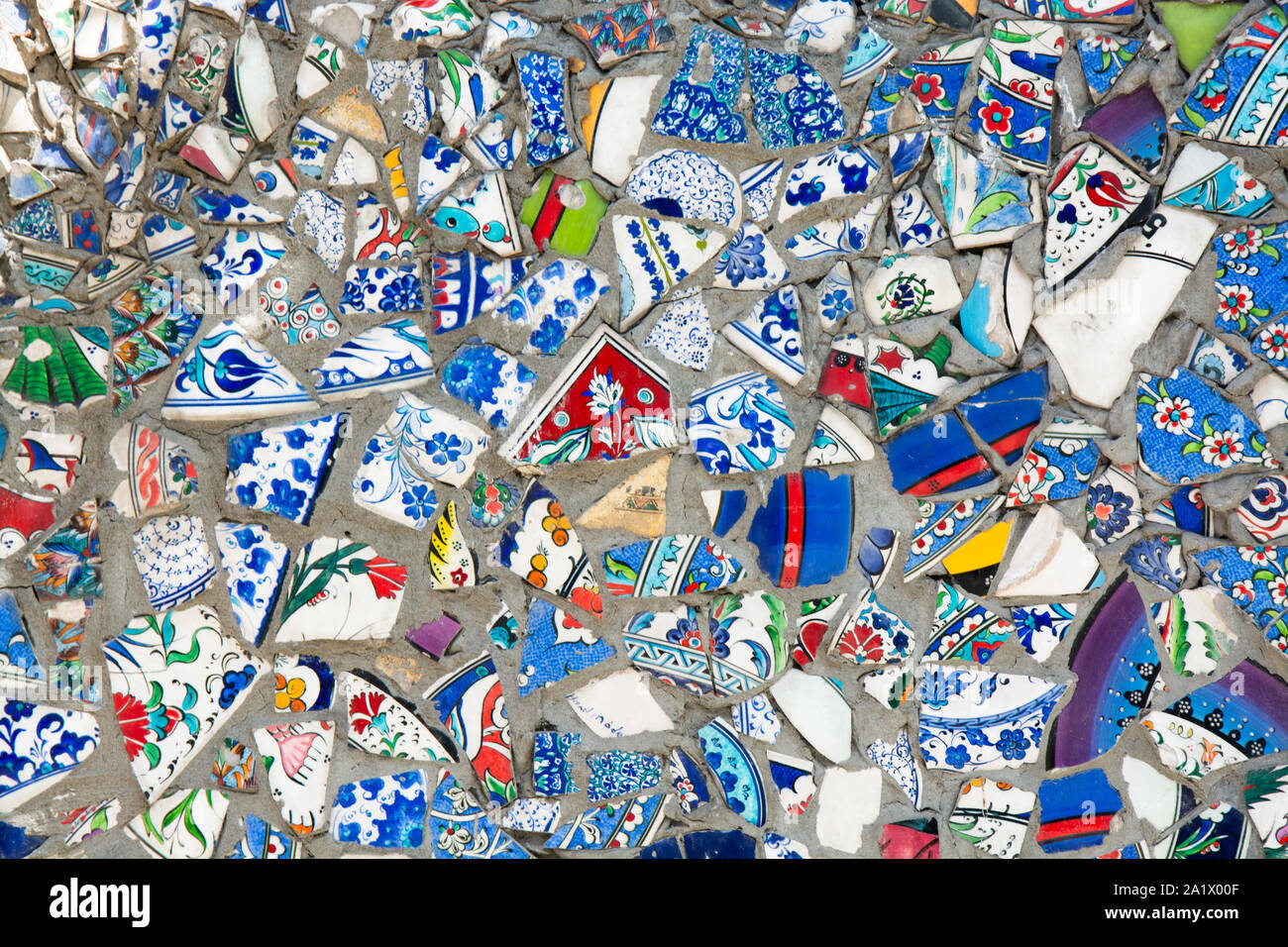 Mosaico multicolore parete ornamento decorativo da ceramica piastrella rotta Foto Stock