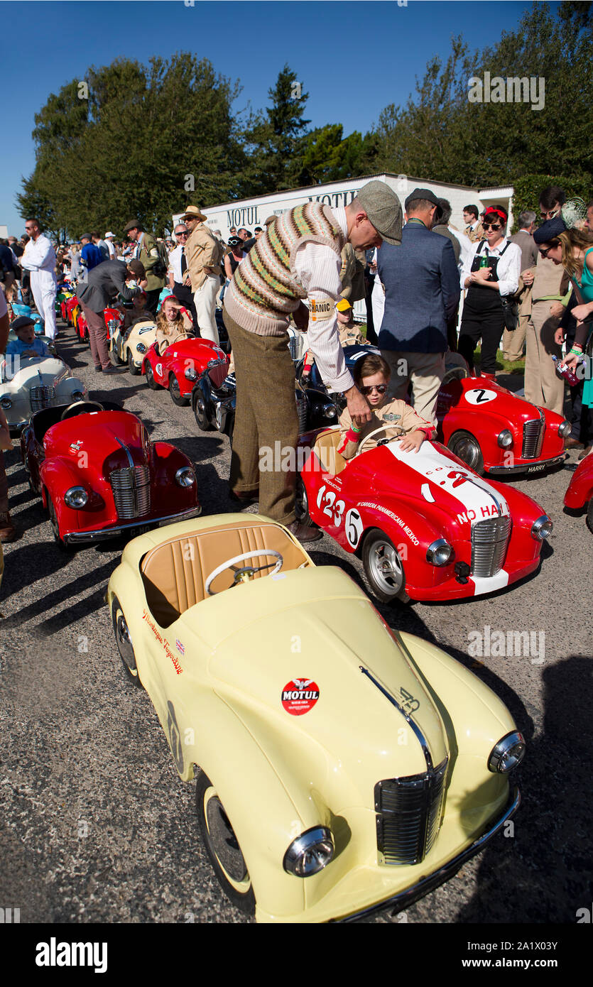 I bambini nel loro vintage Austin J40 pedale come vetture iscritte nel Settrington Cup gara al Goodwood xiv sett 2019 a Chichester, Inghilterra. Foto Stock