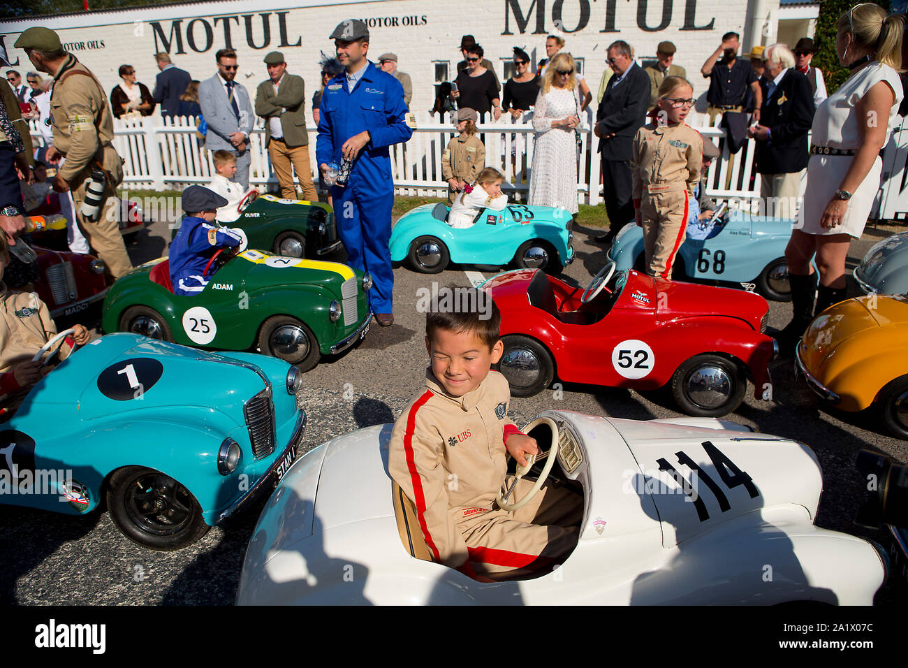 I bambini nel loro vintage Austin J40 pedale come vetture iscritte nel Settrington Cup gara al Goodwood xiv sett 2019 a Chichester, Inghilterra. Foto Stock