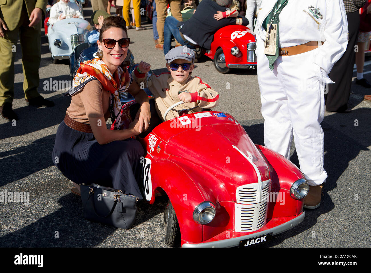 I bambini nel loro vintage Austin J40 pedale come vetture iscritte nel Settrington Cup gara al Goodwood xiv sett 2019 a Chichester, Inghilterra. Foto Stock