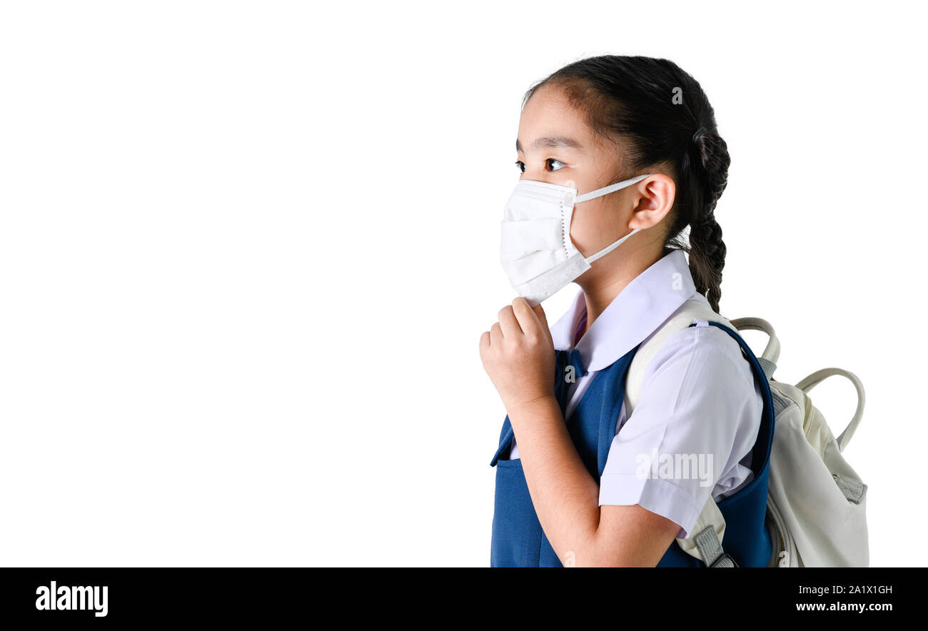 School girl indossando maschera bocca contro aria smog inquinamento su sfondo bianco con tracciato di ritaglio Foto Stock