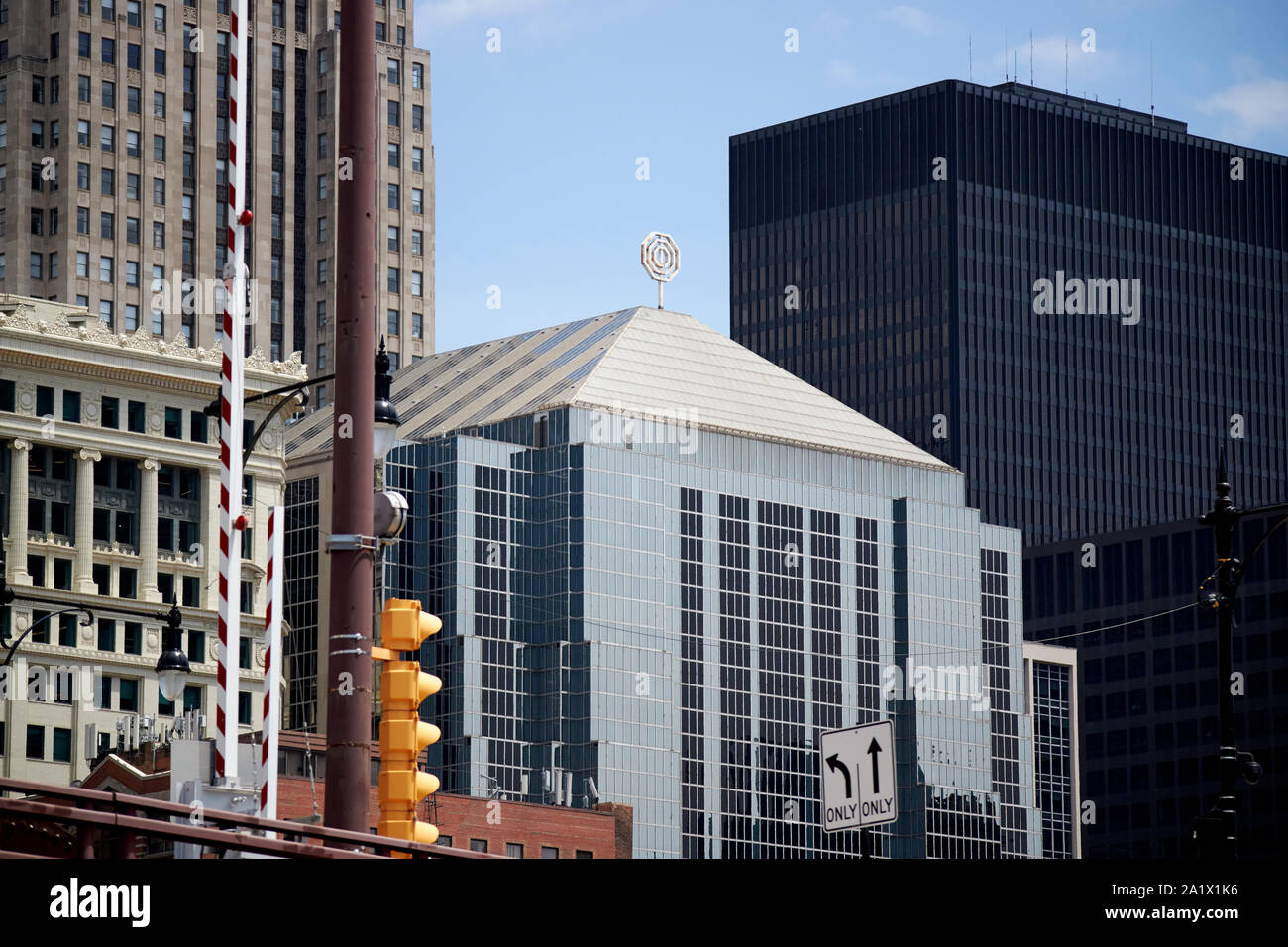 Gli edifici e i tetti nel quartiere finanziario del loop quartiere downtown Chicago in Illinois negli Stati Uniti d'America compreso exte postmoderna Foto Stock