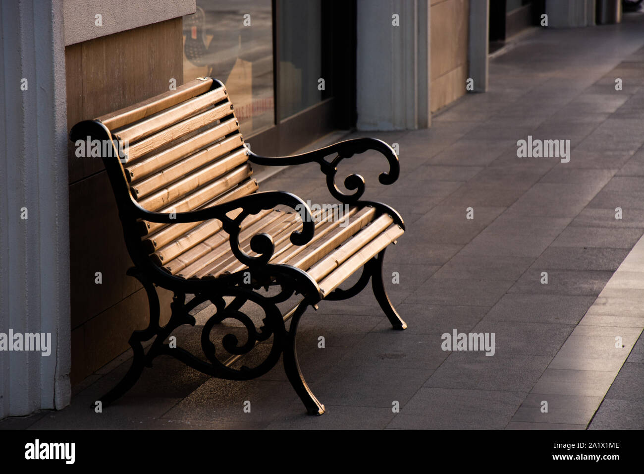 Panca in legno nel parco della città Foto Stock