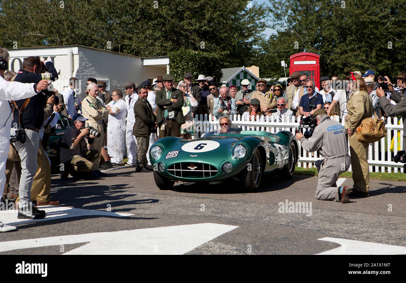 Il Duca di Richmond, (Charles Gordon-Lennox), al volante di una 1957 Aston Martin DBR, (1959 Le Mans auto vincente), durante il 1959 RAC TT via Para Foto Stock