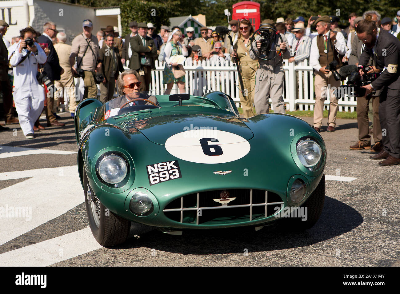 Il Duca di Richmond, (Charles Gordon-Lennox), al volante di una 1957 Aston Martin DBR, (1959 Le Mans auto vincente), durante il 1959 RAC TT via Para Foto Stock