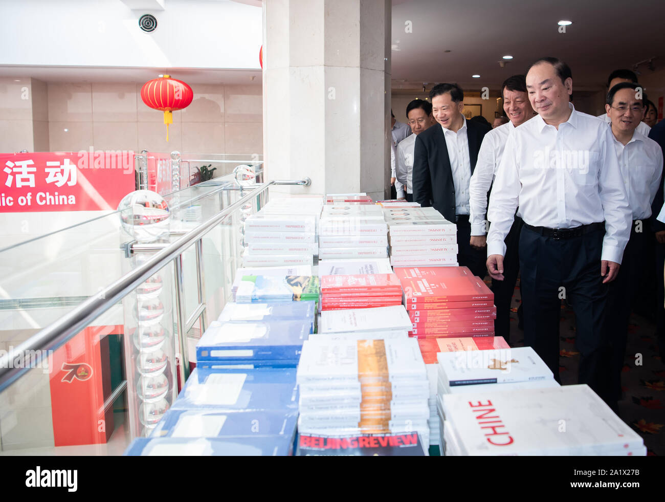 Pechino, Cina. 29Sep, 2019. Huang Kunming, membro dell'ufficio politico del Partito Comunista della Cina (CPC) Comitato centrale e capo del Dipartimento di pubblicità della CPC Comitato Centrale, visiti il centro stampa per la celebrazione del settantesimo anniversario della fondazione della Repubblica Popolare Cinese a Pechino, capitale della Cina, Sett. 29, 2019. Credito: Zhai Jianlan/Xinhua/Alamy Live News Foto Stock