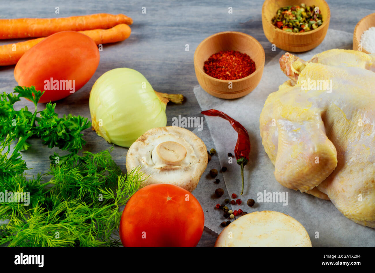 Agriturismo il pollo crudo con erbe e spezie ingredienti per la preparazione di set di freschi fatti in casa di brodo di pollo. Foto Stock