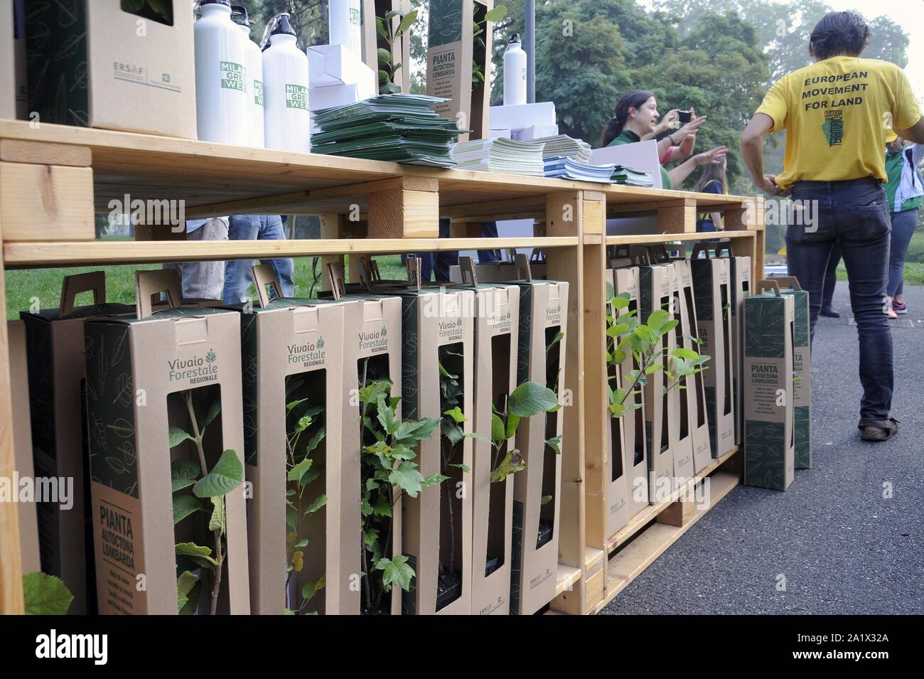 Milano (Italia), piantagione di duecento nuovi alberi nel Parco Lambro, un'iniziativa promossa dal Comune e l'associazione ambientale Legambiente in occasione di Milano la settimana verde Foto Stock