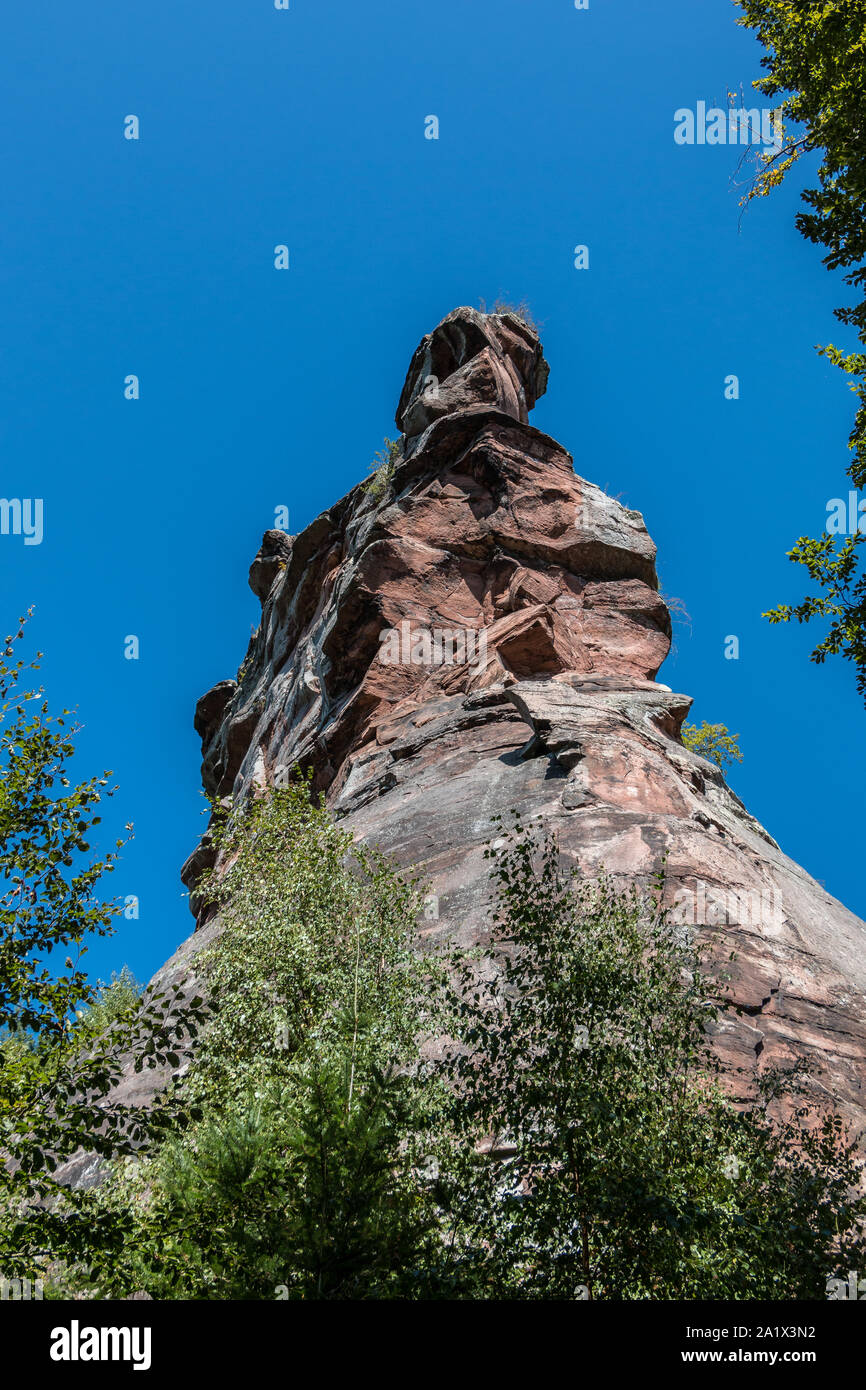 Alta e big rock per arrampicate e il blu del cielo Foto Stock