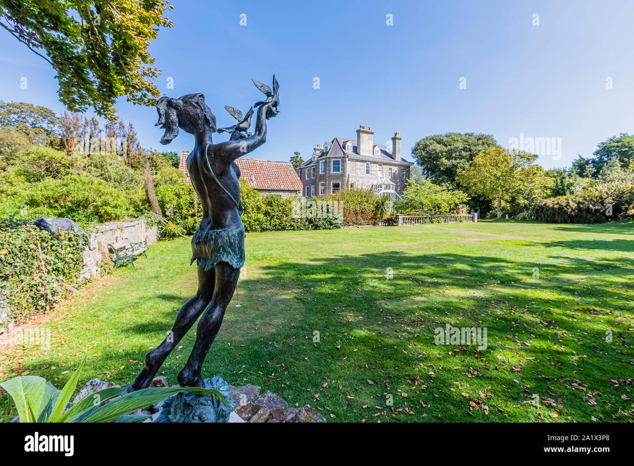 Viste intorno al Sausmarez Manor e la scultura a piedi, Guernsey Foto Stock