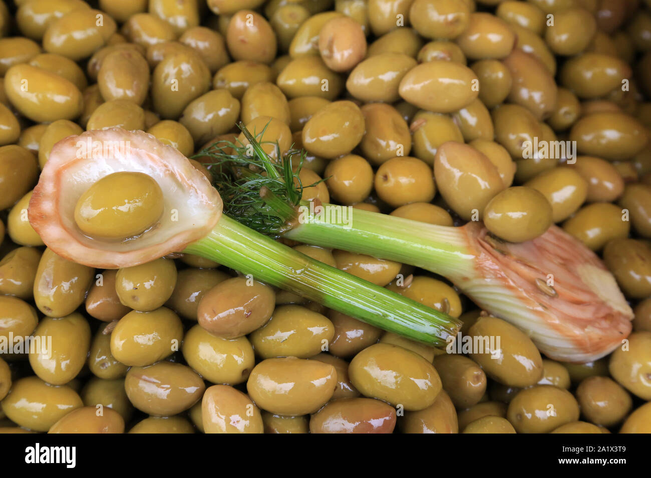 Olive vertes, andalouses et au citron. Foto Stock