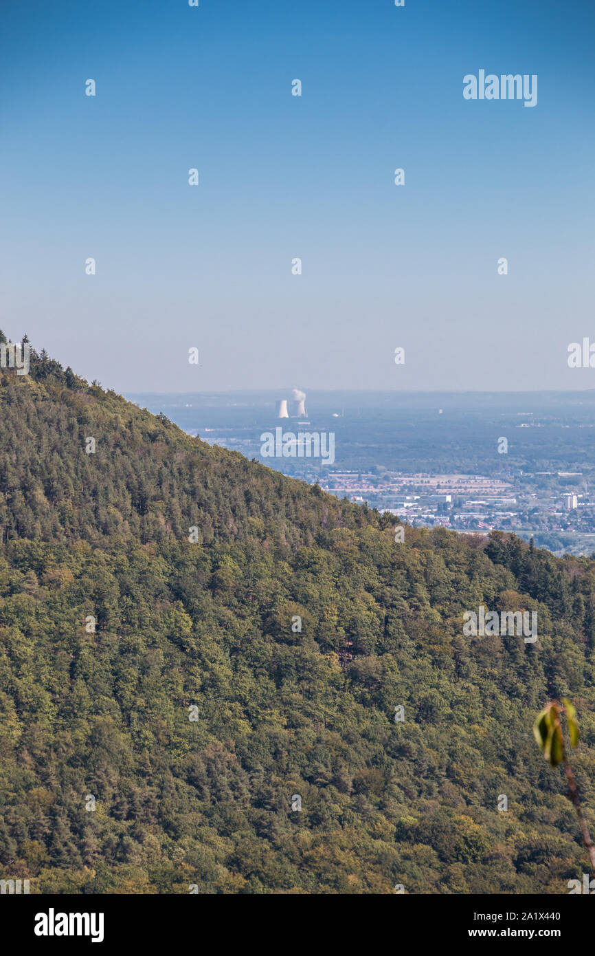 Civiltà con una città, foreste e una centrale nucleare Foto Stock