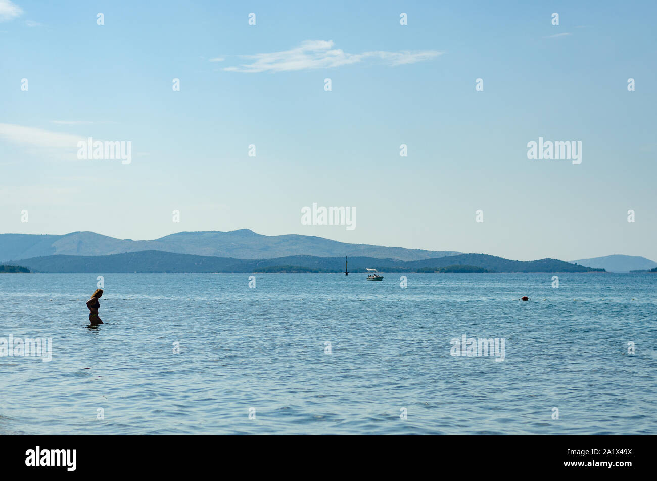 Solaris resort panoramica della spiaggia di Sibenik in Croazia pieno di turisti che si godono il sole e il mare Foto Stock