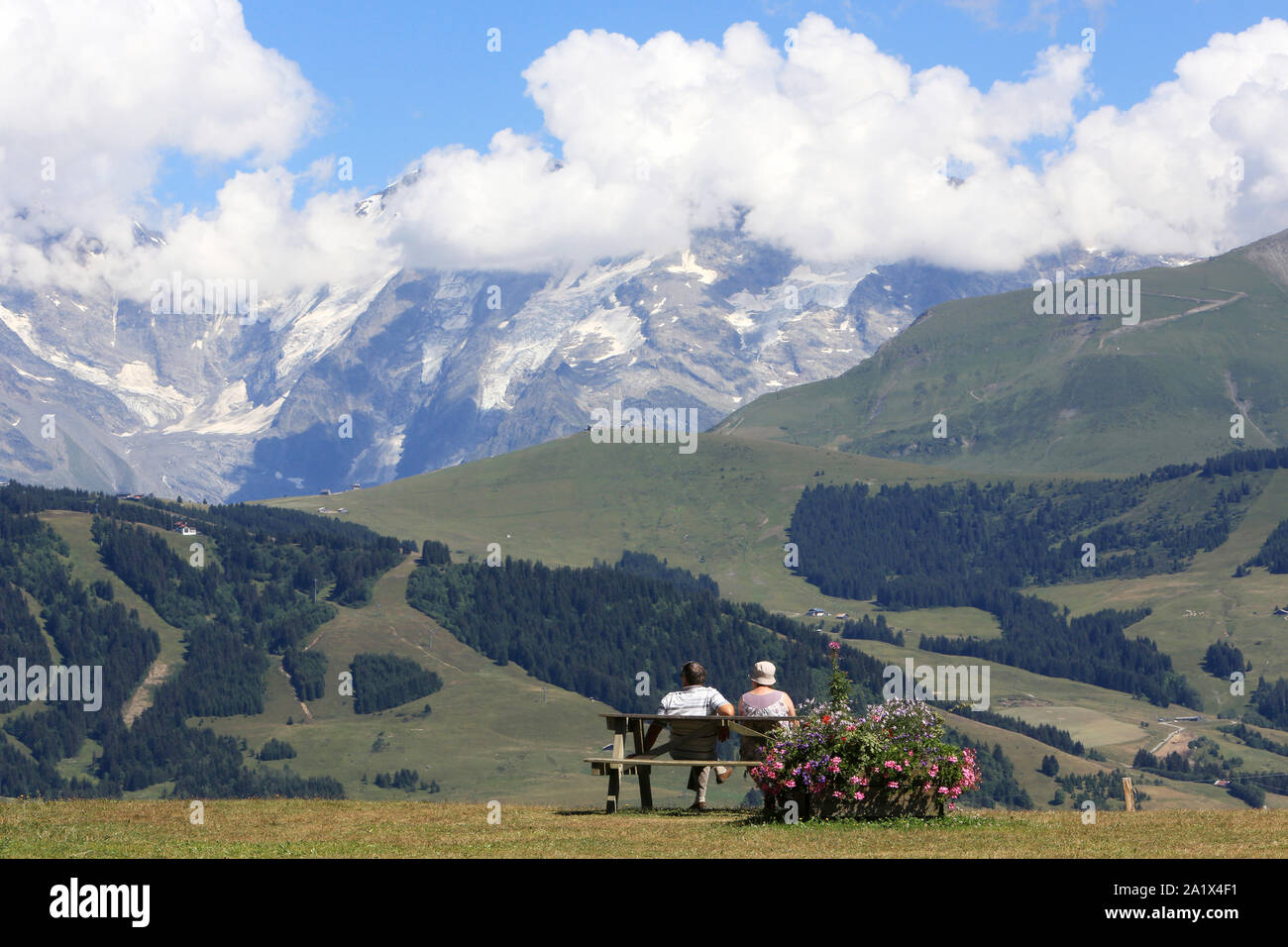 Giovane warching il Mont Blanc. Vue du Massif du Jaillet. Alta Savoia. La Francia. Foto Stock