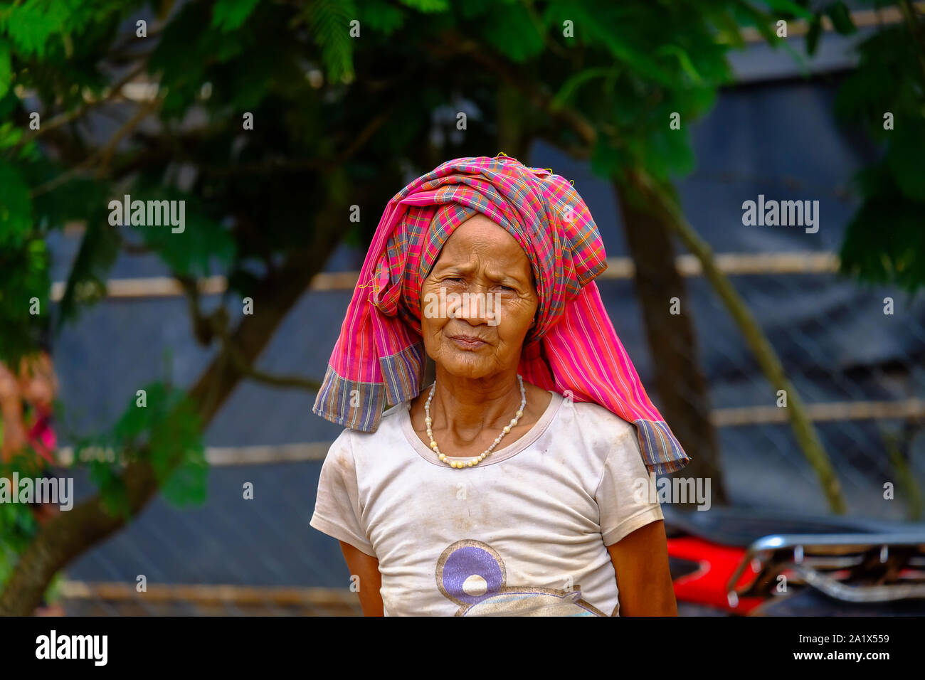 Ritratto di una vecchia donna presso un villaggio di povertà nelle campagne del Vietnam. Royalty di alta qualità gratuitamente stock immagine del ritratto. Foto Stock