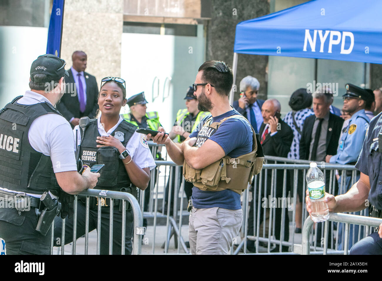 NYC, 9/27/2019: agenti dei servizi segreti e altro personale addetto alla sicurezza è implementato in un checkpoint della polizia in Manhattan durante l Assemblea Generale delle Nazioni Unite. Foto Stock