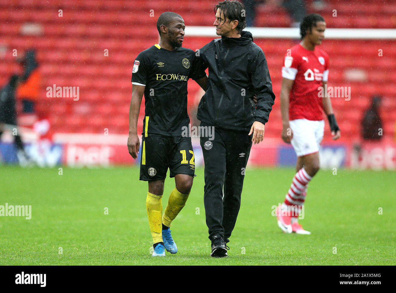 Brentford's Kamohelo Mokotjo (sinistra) e manager Thomas Frank dopo il fischio finale durante il cielo di scommessa match del campionato a Oakwell, Barnsley. Foto Stock