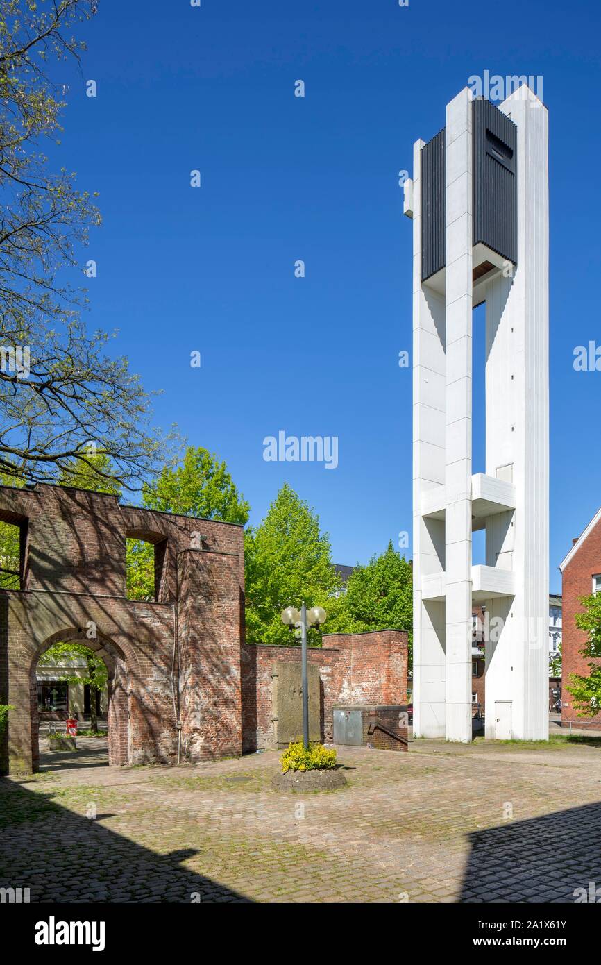 Staccate il campanile e il portale di ingresso della vecchia chiesa della trinità, memorial, protestanti chiesa della trinità, Harburg, Amburgo, Germania Foto Stock