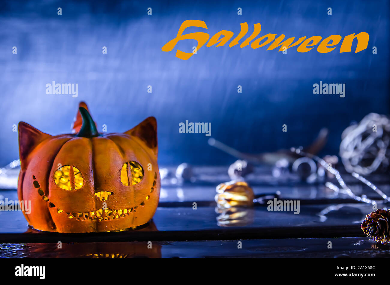 Halloween. arancione zucca Cheshire cat in the Rain Foto Stock