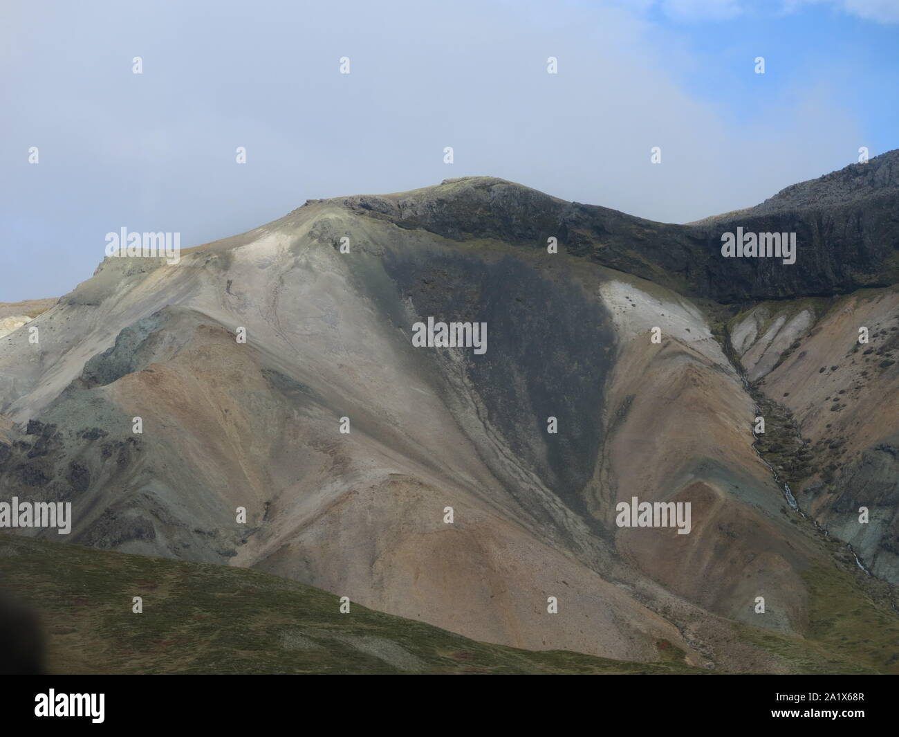 Il buon terreno di roccia dei livelli superiori della montagna Snaefellsjokull, un vulcano dormiente sulla penisola Snaefellsnes, West Islanda. Foto Stock