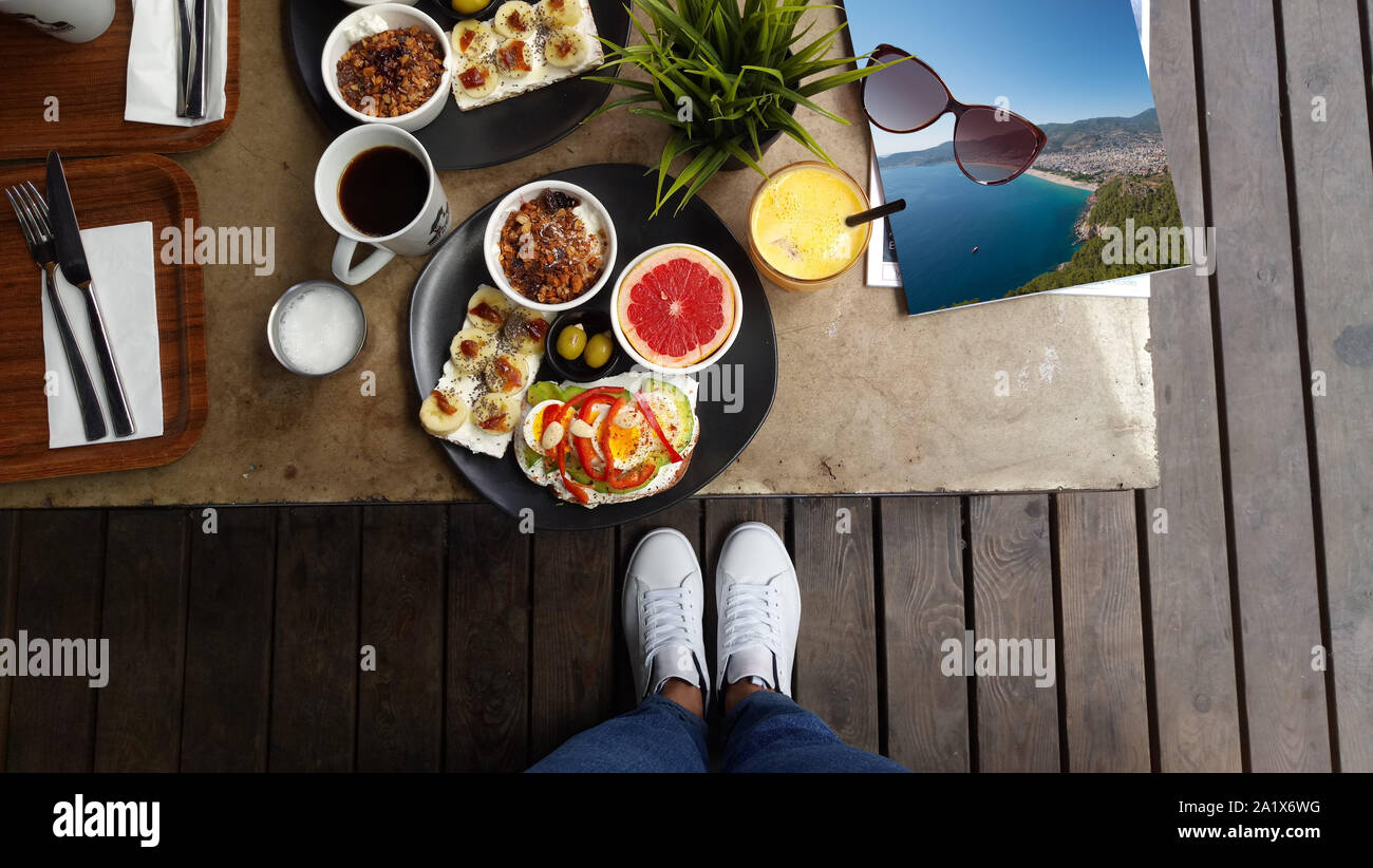 Riprese di donna sana colazione sul tavolo in legno per il mattino Foto Stock