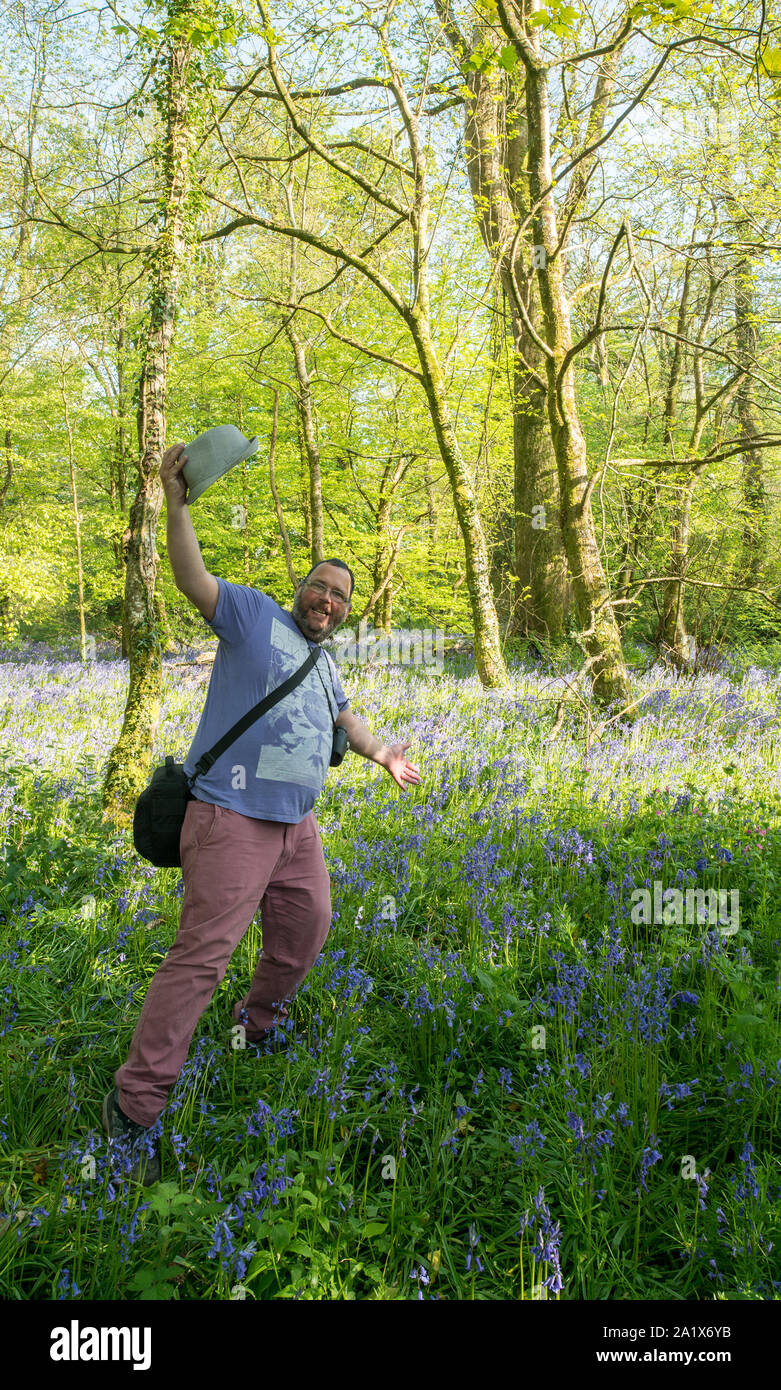 Il mio amico Richard photobombing mio bluebell paesaggio! Foto Stock