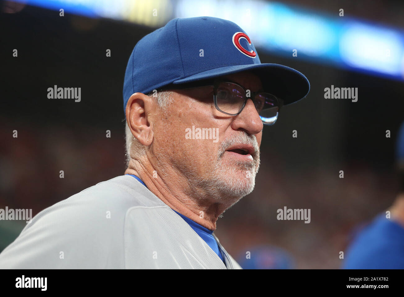 Chicago Cubs manager Joe Maddon orologi l'ultimo fuori del gioco contro il St. Louis Cardinals al Busch Stadium di St Louis il Sabato, Settembre 28, 2019. Chicago ha sconfitto St. Louis 8-6. Foto di BIll Greenblatt/UPI Foto Stock