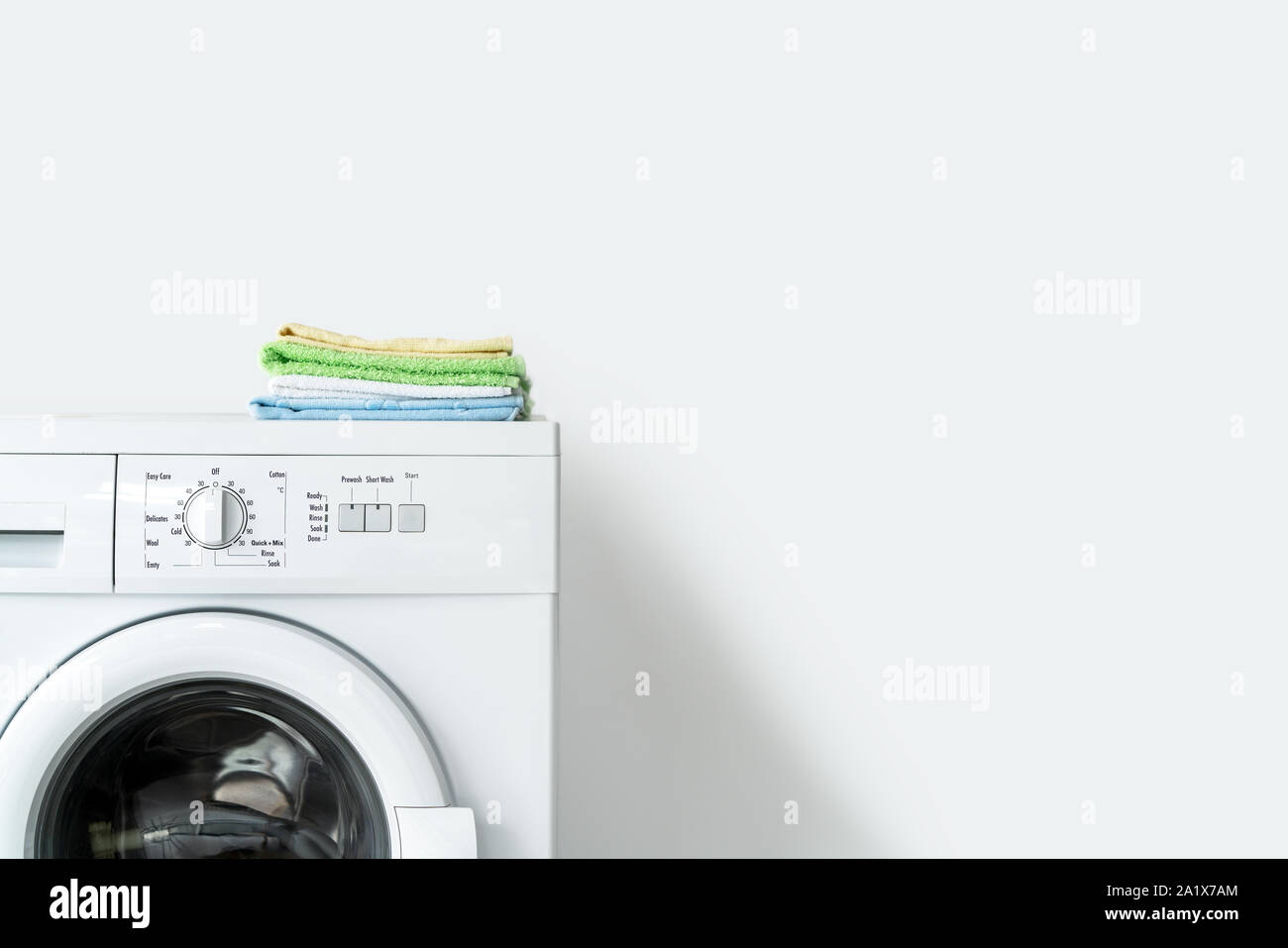 Asciugamani puliti sulla macchina di lavaggio all spazio copia Foto Stock
